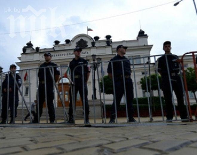 10 души освиркват парламента, скандират Оставка