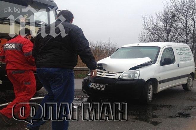 Цистерна с гориво се заби в пикап на общински съветник от Бургас! Има опасност от разлив (снимки)