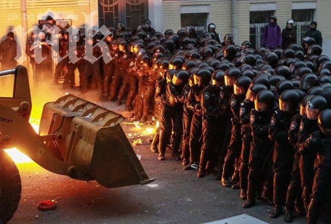 Протестиращ в Киев загина, паднал от високо при схватка с бойци от „Беркут“