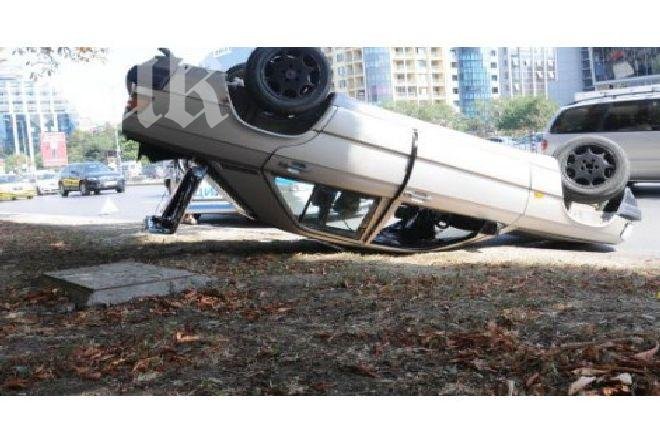 Фиркан младеж излетя, разби ограда и се обърна на таван