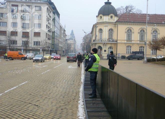 Нито един протестиращ не посрещна депутатите днес, полицията обаче пази яко