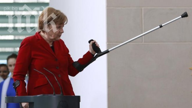 Ангела Меркел ще ходи с патерици още няколко седмици