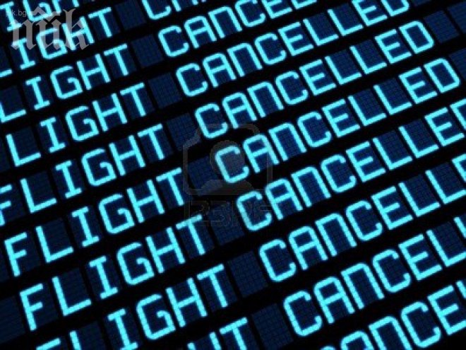 Транспортен ужас в САЩ! Над 1400 полета са анулирани заради снежните виелици!