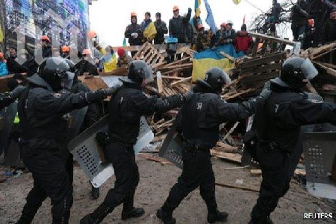 Протест срещу насилието в Киев пред украинското посолство в София