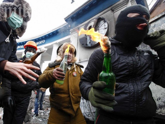 Протестите още по-ожесточени - бой с гранати и димки в центъра на Киев
