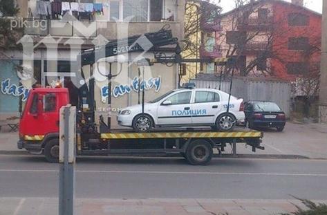 Паяк вдигна полицейска кола във Велинград (снимка)