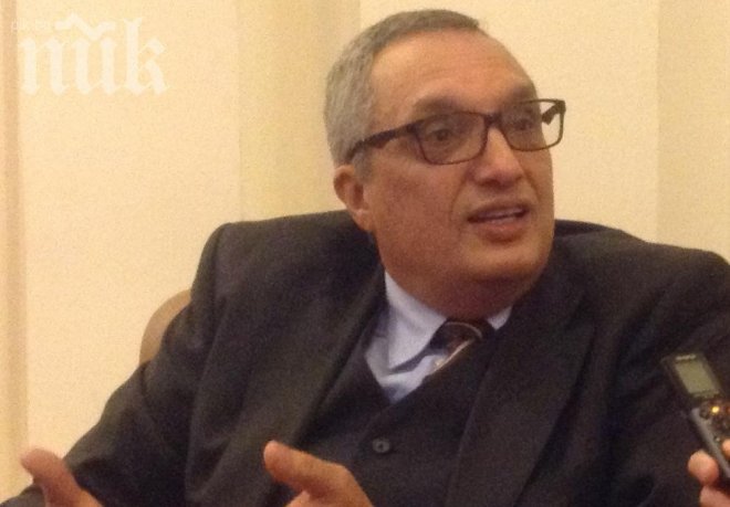 С летен шезлонг Костов се спасил от нападателя си