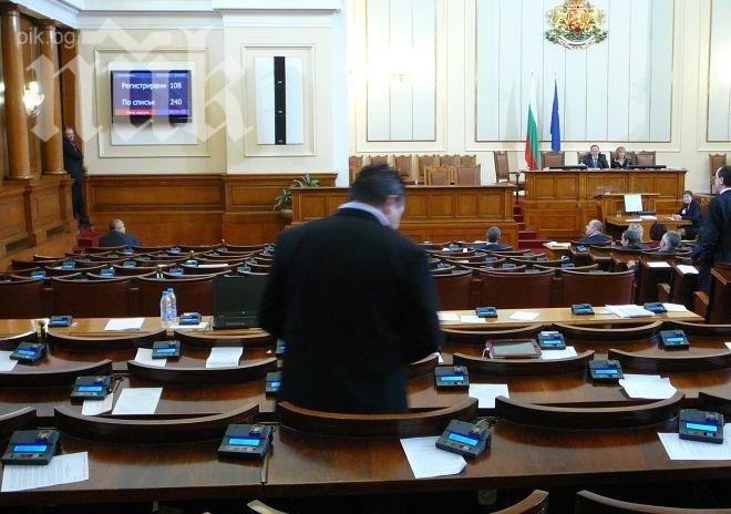 Пълен провал на парламента днес, няма депутати, ГЕРБ поискаха избори незабавно