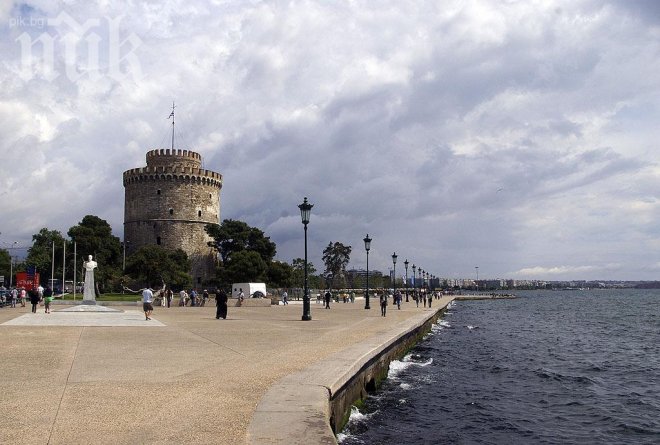 Извънредно! Мъж плаши, че ще се самовзриви на Бялата кула в Солун