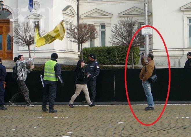 Цивилен полицай снима лицата на Ранобудните студенти