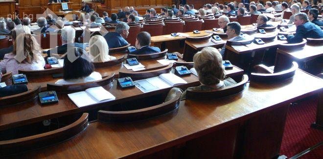Депутати от „Атака“ нахлуха в залата на парламента, пак няма кворум