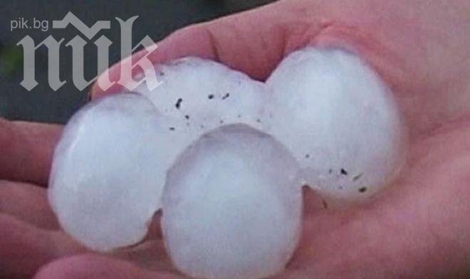 Природата пощуря! Небето изплю огромни ледени късове над пазарджишко село!