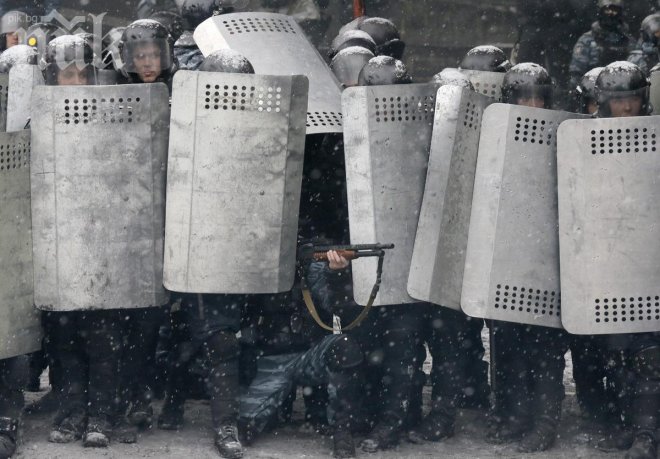 Още един протестиращ в Украйна прострелян, състоянието му е критично