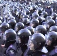 Спецчасти „Беркут” и платени провокатори атакуват протестиращи в Запорожие