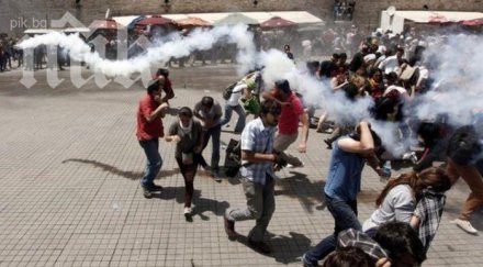 полицията египет използва сълзотворен газ демонстранти