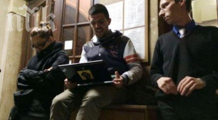 новите окупатори зоват алма матер елате пазите полицията