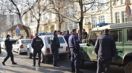 oтцепени всички подстъпи ректората