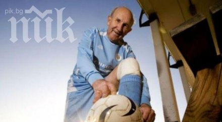 гърция играе възрастният футболист години