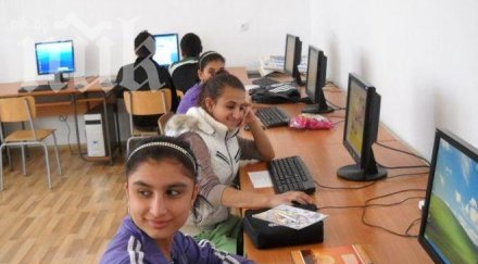 мъж жалва дискриминация учителка нарекла дъщеря черна кокошка