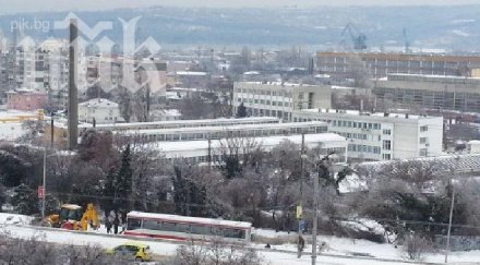 варненци бутат заседнал автобус снега снимки