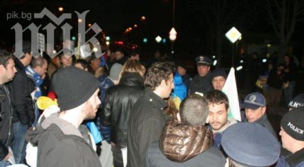 окупаторите очакват полицейски щурм зоват герб реформаторите футболните агитки помощ