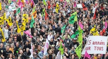 хиляди души събраха антиправителствен протест париж
