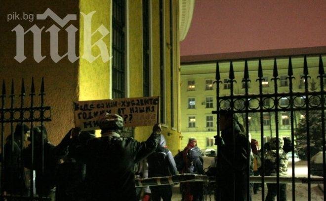 Граждани влязоха в СУ, подсилват студентите, готвят се за полицейска атака