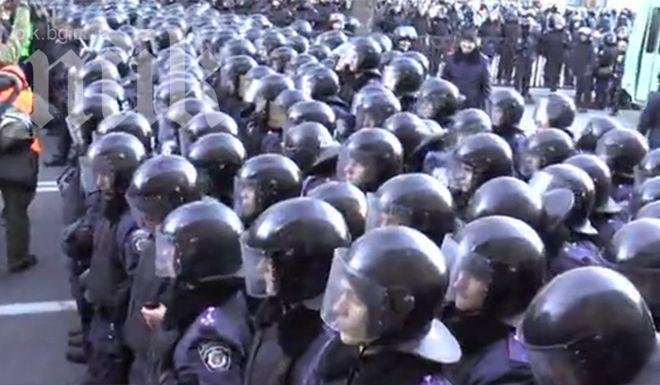 Спецчасти „Беркут” и платени провокатори атакуват протестиращи в Запорожие