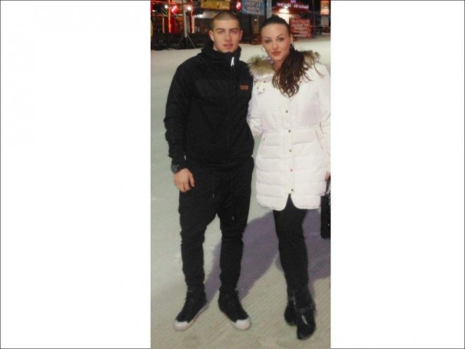 Дъщерята на Глория се оказа доста висока, стърчи над гаджето си (снимка)