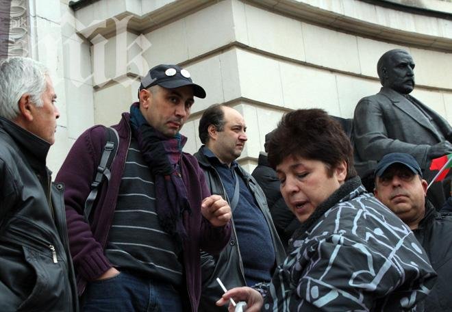 Над 50 протестиращи се събраха пред Ректората да подкрепят новата окупация