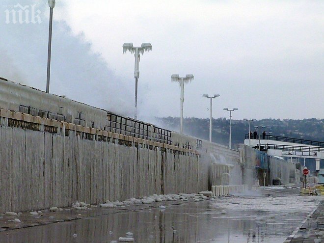 Пристанище Варна затворено за нетоварни кораби