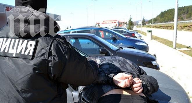 Задържаха грък контрабандист на цигари, издирват още двама