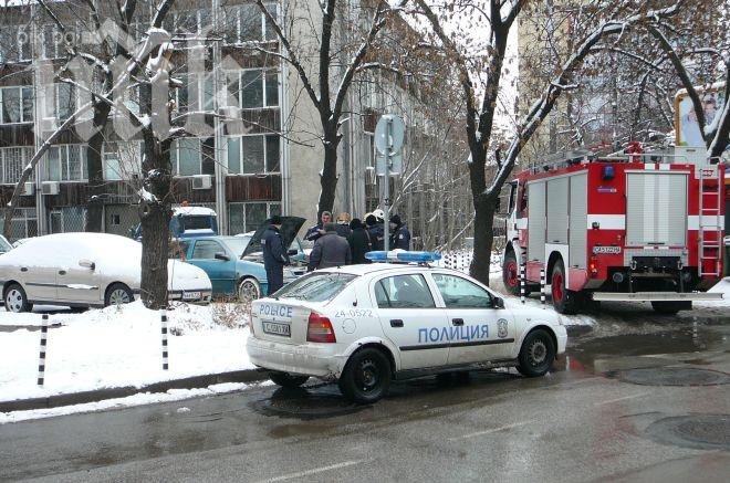 Кола се сапозапали на паркинг в центъра на София (снимки)
