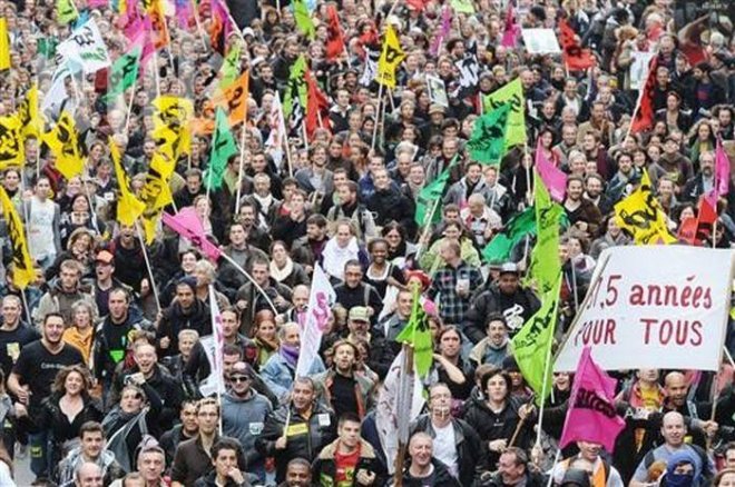 Протестиращи и полиция се бият в Париж