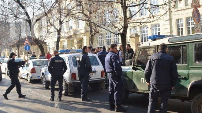 Oтцепени са всички подстъпи към Ректората