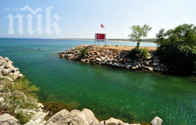 Ужас на турската граница! 18 се давят в река Резовска, български граничари ги спасяват