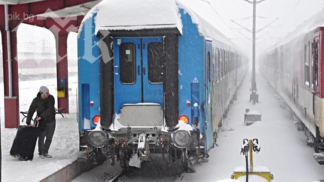 Кръв в снега! Жена скочи под влака на гарата в Дупница