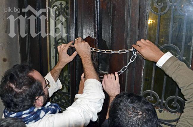 Антиокупатори нахлуха в двора на Софийския университет