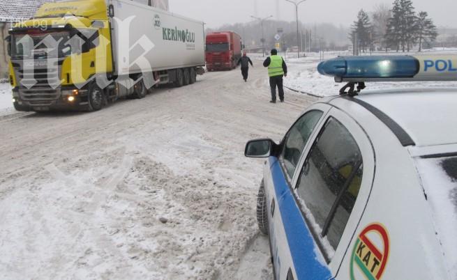 Аварирал ТИР запуши Дунав мост