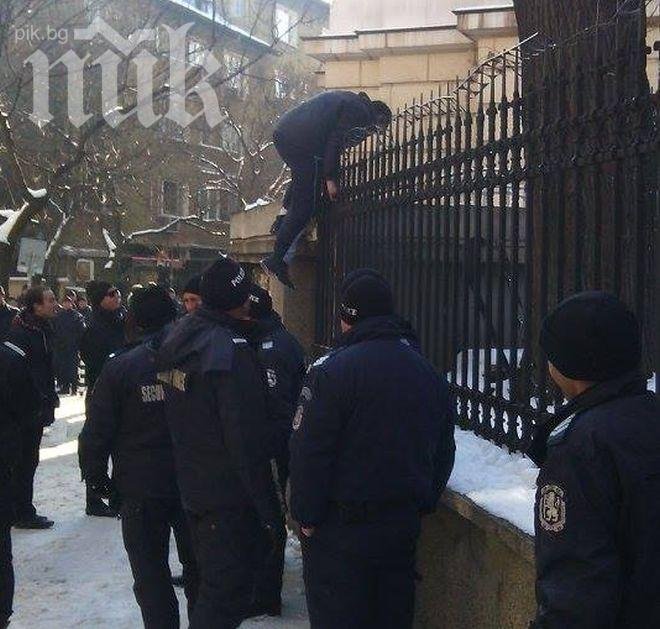 Протестиращите около Ректората съвсем намаляха, полицията пусна движението