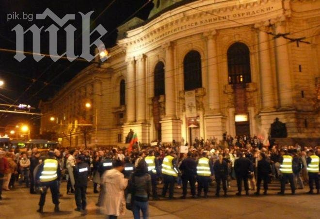 Продължава окупацията на Алма Матер