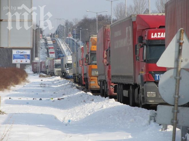 Внимание, шофьори! През Дунав мост не се пропускат коли заради лошото време!