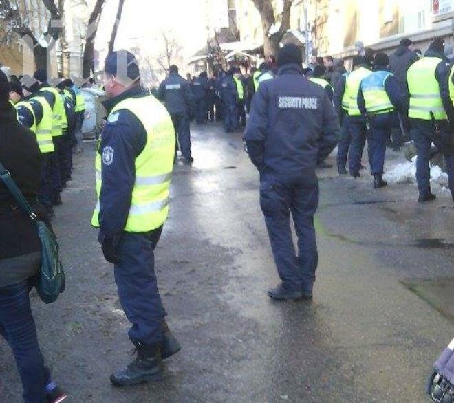 Полицията отново отцепи района около Ректората