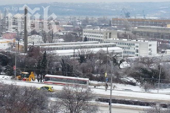 Варненци бутат заседнал автобус в снега (снимки)