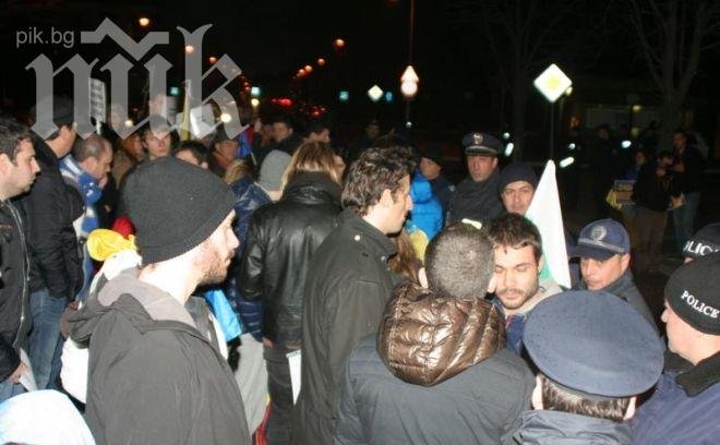 Окупаторите на СУ очакват полицейски щурм, зоват ГЕРБ, Реформаторите, футболните агитки... на помощ