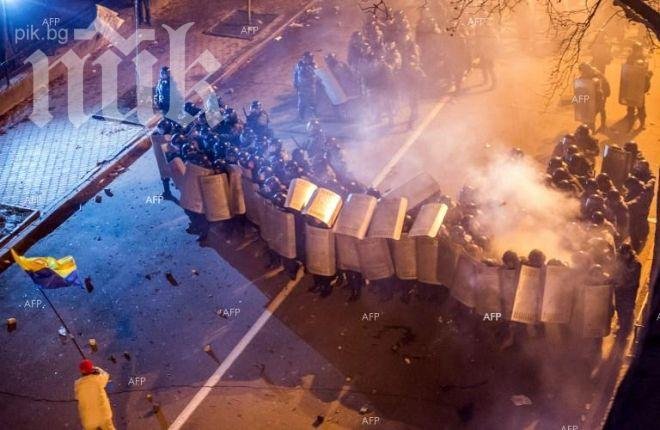 Янукович не успокои бунта, размириците изпепеляват Киев
