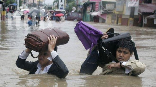 Броят на жертвите на наводненията във Филипините достигна 56 души