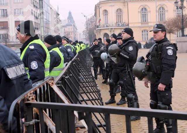 Над 50 души скандираха „Тук не е Москва” пред парламента