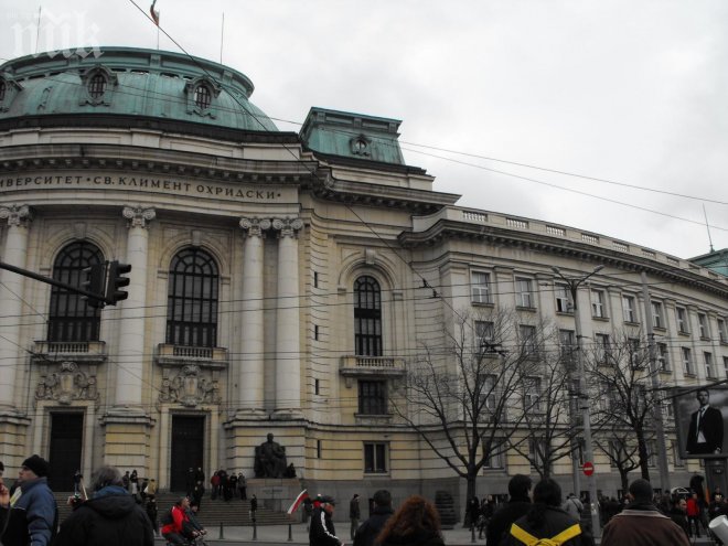 Десетки напират да влязат в СУ, окупаторите не дават