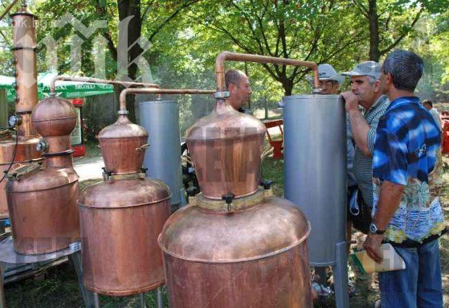 Тровят ни с ракия-менте в пластмасови бутилки от 1 и 2 литра